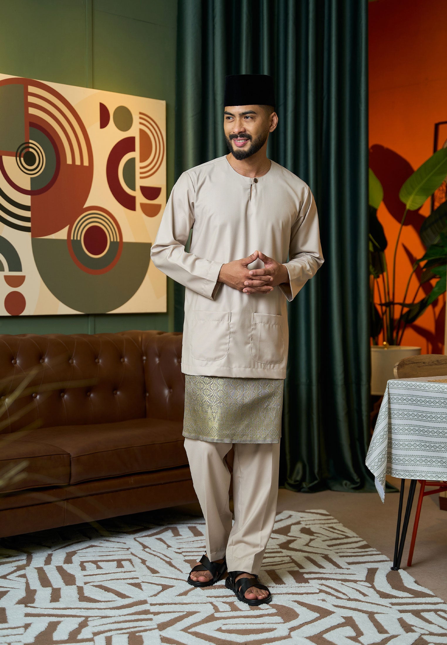Baju Raya 2025, Baju Melayu Teluk Belanga berwarna Nude Champage. Fabrik material cotton, bukan slim fit.