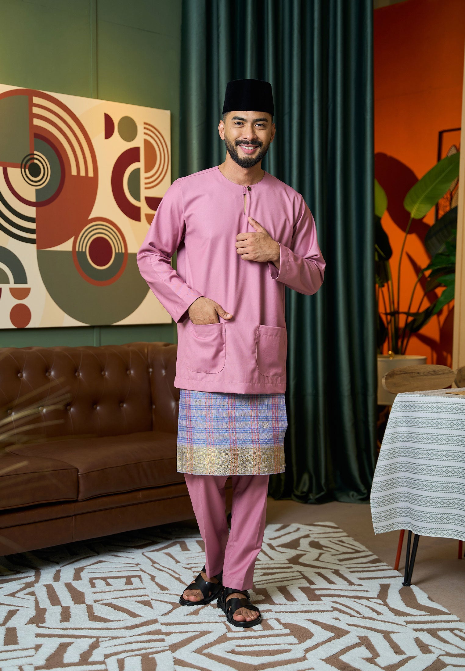 Baju raya 2025, Baju Melayu Teluk Belanga berwarna Dusty Pink atau Pink Belacan