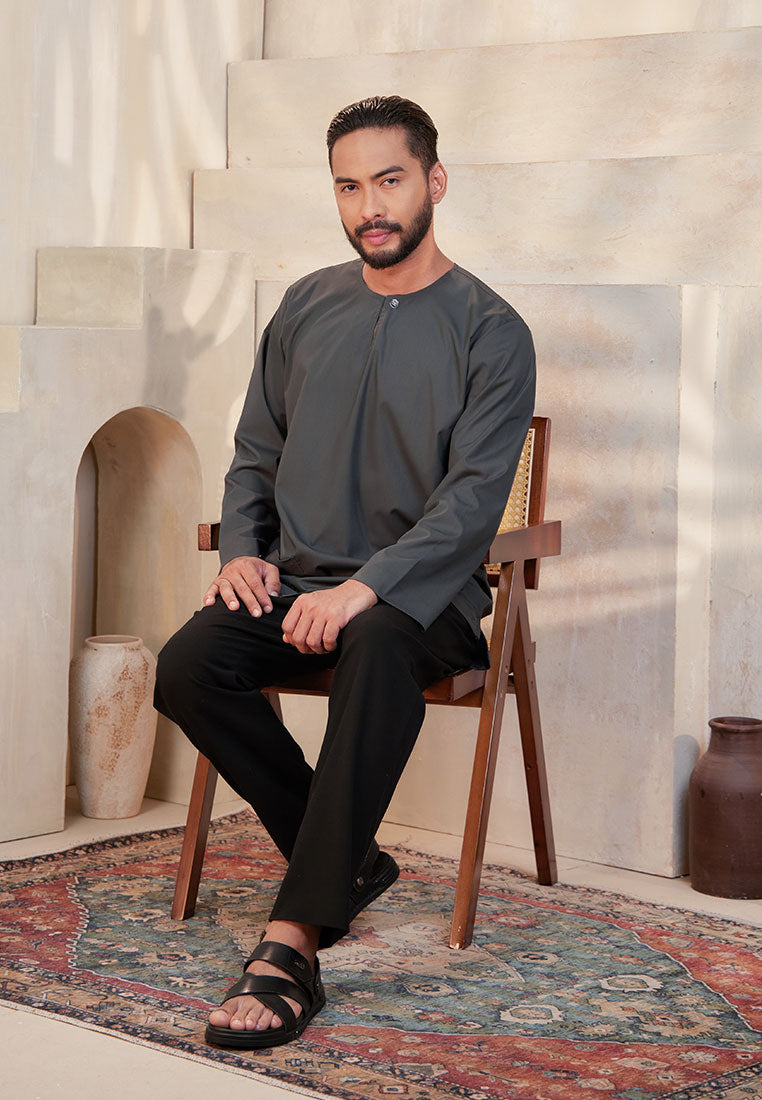 Baju raya 2026, kenduri dan umrah, kurta lelaki regular fit berwarna kelabu gelap (dark grey) keluaran CGO Cotton Shah Alam dan Kuala Lumpur.