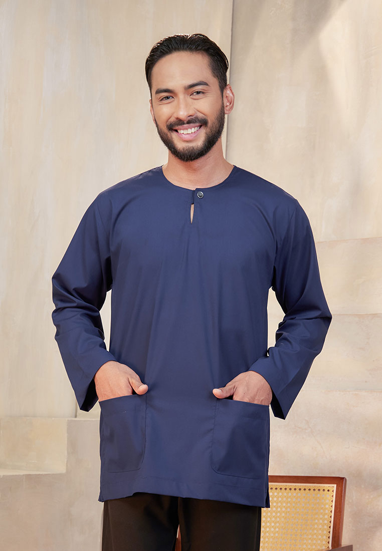 Baju raya 2026, kenduri dan umrah, kurta lelaki regular fit berwarna biru gelap (dark blue) keluaran CGO Cotton Shah Alam dan Kuala Lumpur.