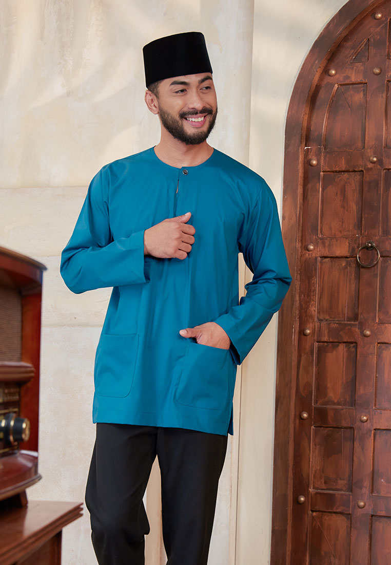 Baju raya 2026, kenduri dan umrah, kurta lelaki regular fit berwarna Teal Blue keluaran CGO Cotton Shah Alam. Lengan panjang, leher Teluk Belanga, butang magnetik
